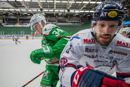 Rögles Adam Edström tacklar Linköpings Jonas Holös