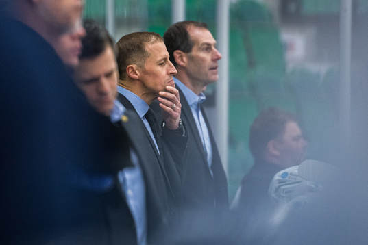 Rögles tränare Cam Abbott deppar
