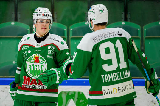 Rögles Erlend Lesund och Adam Tambellini jublar
