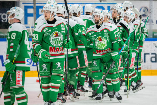 Rögles Taylor Matson jublar med lagkamrater