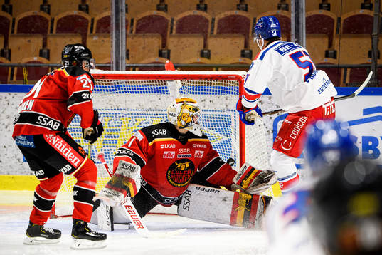 Oskarshamns Max Veronneau gör 5-2 bakom Luleås målvakt