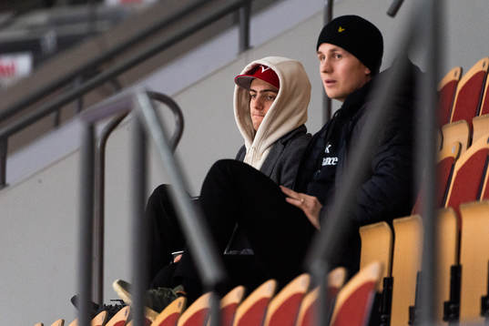 Luleås Isac Brännström och Jonas Berglund på läktaren