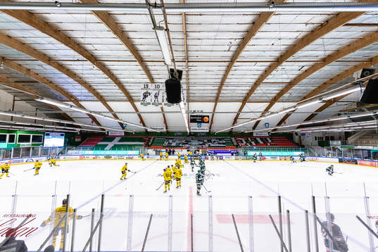 Lagen värmer upp före ishockeymatchen i Hockeyallsvenskan
