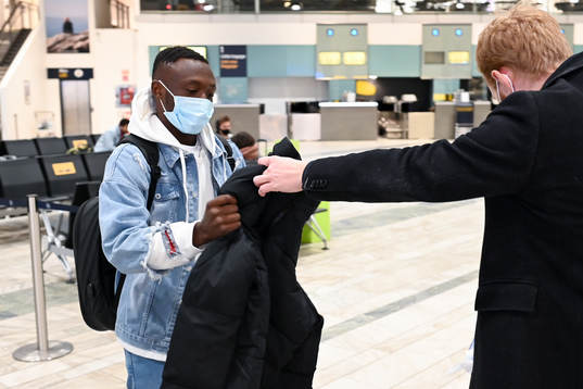 Häckens nyförvärv Benie Adama Traore får en jacka av