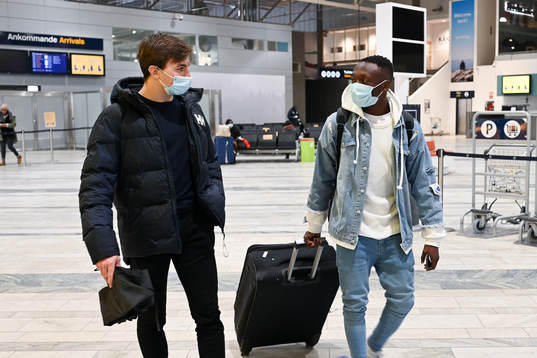 Tolken Enea Moretti och Häckens nyförvärv Benie Adama