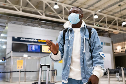 Häckens nyförvärv Benie Adama Traore i ankomsthallen på
