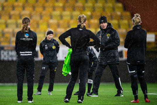 Tränare Joakim Carlsson instruerar