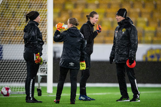 Tränare Joakim Carlsson i samtal med målvakt Lia Viking