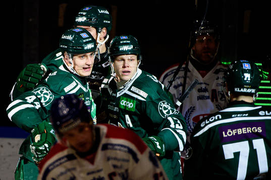 Färjestads Jacob Peterson jublar med Daniel Viksten och
