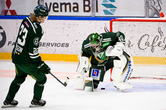 Färjestads målvakt Henrik Haukeland deppar