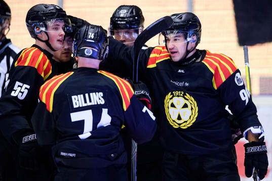 Brynäs Noel Gunler ,  Chad Billins och Shane Harper jublar