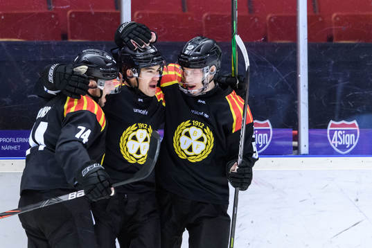 Brynäs Shane Harper jublar med Chad Billins