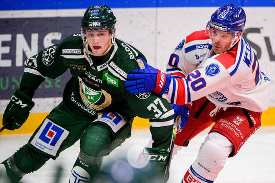 Färjestads Adam Ginning och Oskarshamns Lance Bouma