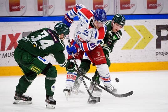 Oskarshamns Nichlas Torp i en kamp mot Färjestads Michael