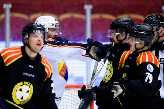 Djurgårdens Dick Axelsson och Brynäs Johan Alcén