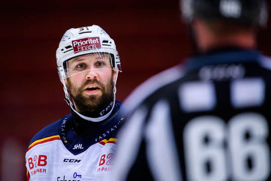 Djurgårdens Dick Axelsson i samtal med en domare