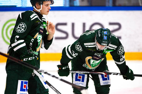 Färjestads Linus Arnesson och Alfred Eriksson deppar