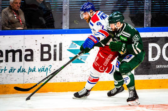 Färjestads Jesse Virtanen och Oskarshamn Adam Janosik