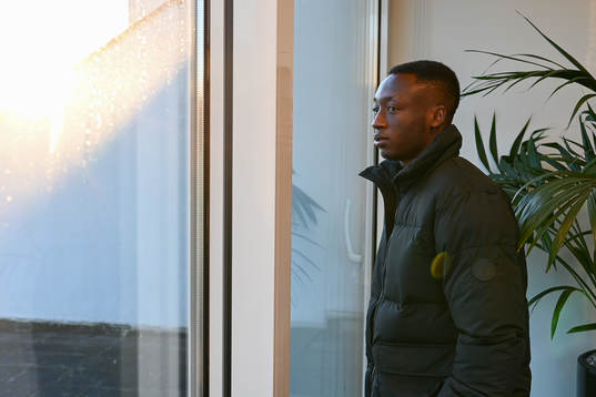 Häckens nyförvärv Benie Adama Traore blickar ut  över