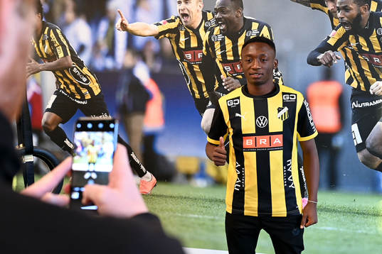 Häckens nyförvärv Benie Adama Traore i tar en bild i