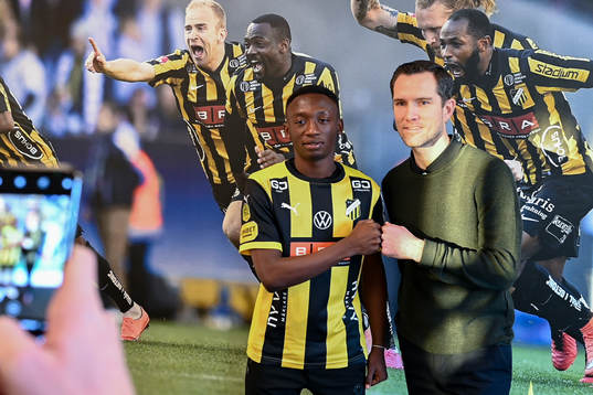 Häckens nyförvärv Benie Adama Traore i tar en bild med