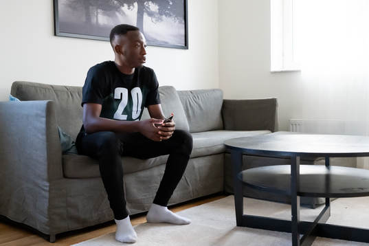 Häckens nyförvärv Benie Adama Traore sitter i soffan i