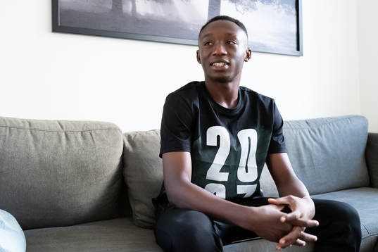 Häckens nyförvärv Benie Adama Traore sitter i soffan i