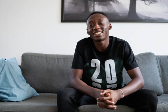 Häckens nyförvärv Benie Adama Traore sitter i soffan i