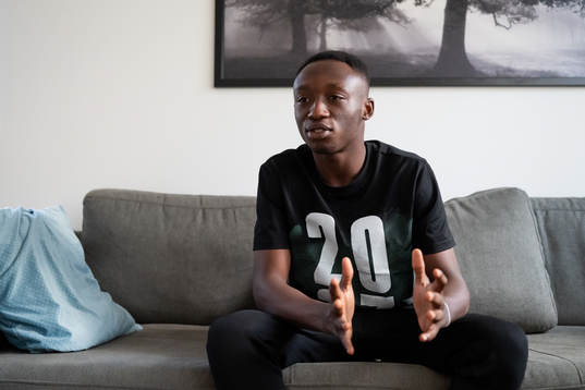 Häckens nyförvärv Benie Adama Traore sitter i soffan i
