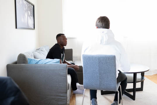 Häckens nyförvärv Benie Adama Traore sitter i soffan i