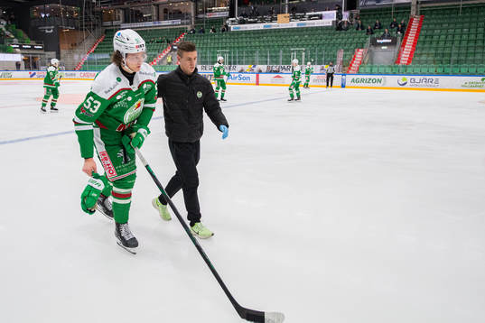 Rögles Moritz Seider lämnar isen med skada