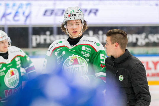 Rögles Moritz Seider lämnar isen med skada