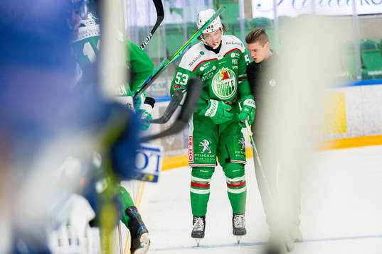Rögles Moritz Seider lämnar isen med skada