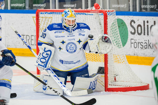 Leksands målvakt Janne Juvonen släpper i 2-0 målet av