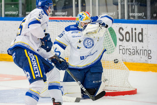 Leksands målvakt Janne Juvonen släpper i 2-0 målet av