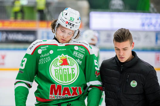 Rögles Moritz Seider lämnar isen med skada