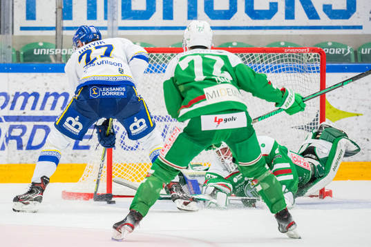 Leksands Marek Hrivik gör 2-1 bakom Rögles målvakt Johan