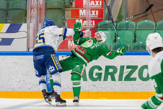Leksands Jonas Ahnelöv tacklar Rögles Taylor Matson