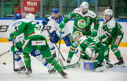 Oroligt framför Rögles målvakt Johan Gustafsson