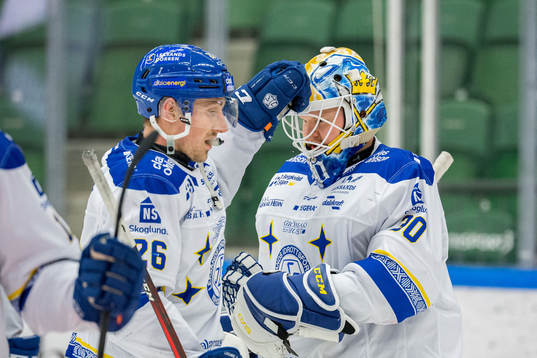 Leksands Patrik Norén och målvakt Janne Juvonen jublar