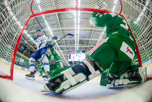 Leksands August Berg gör 2-3 målet bakom Rögles målvakt
