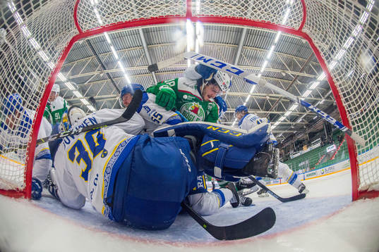 Rögles Dennis Everberg kämpar mot Leksands Jonas