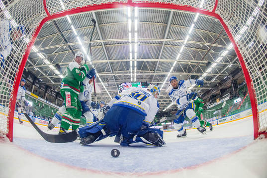 Rögles Olli Palola ser pucken rulla bakom Leksands