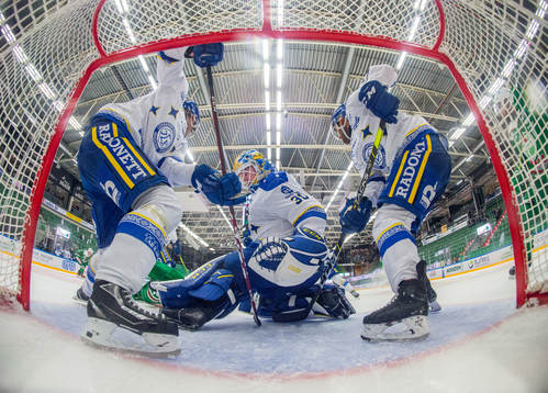 Leksands Calle Själin, målvakt Janne Juvonen och Carter