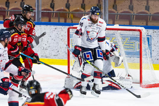 Linköpings Jonas Junland får en puck på handleden