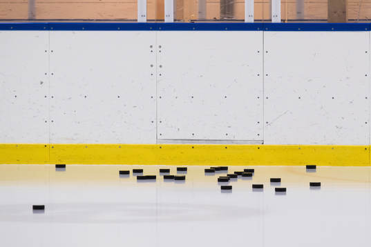 Puckar på isen innan ishockeymatchen i SDHL mellan AIK och
