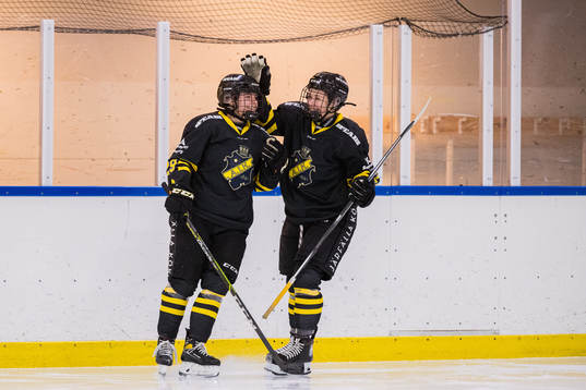 s Estelle Forsberg jublar med Vendula Pribylova
