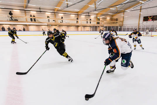 s Line Bialik Öien och Djurgårdens Julia Östlund