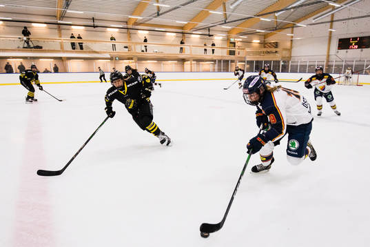 s Line Bialik Öien och Djurgårdens Julia Östlund