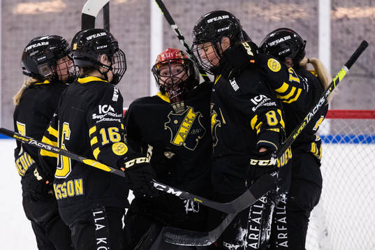 s målvakt Jule Flötgen jublar